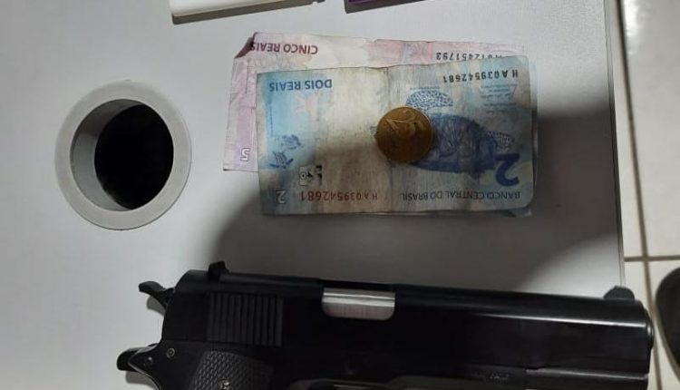 Polícia Militar prende dois indivíduos com simulacro de arma de fogo na Praia do Araçagy