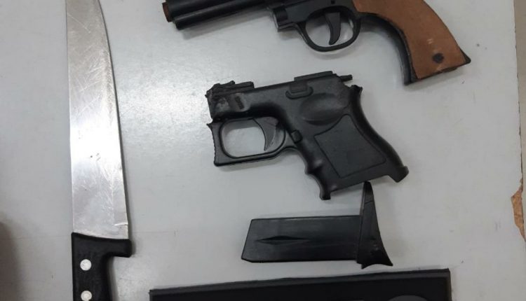 POLÍCIA MILITAR APREENDE ADOLESCENTES PORTANDO SIMULACROS DE ARMAS DE FOGO E ARMA BRANCA EM COLETIVO