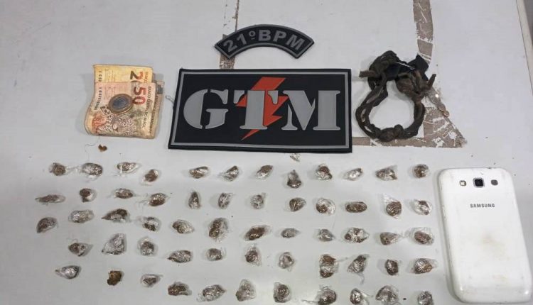 POLÍCIA MILITAR APREENDE 58 TROUXAS DE MACONHA NA ÁREA DO 21° BPM