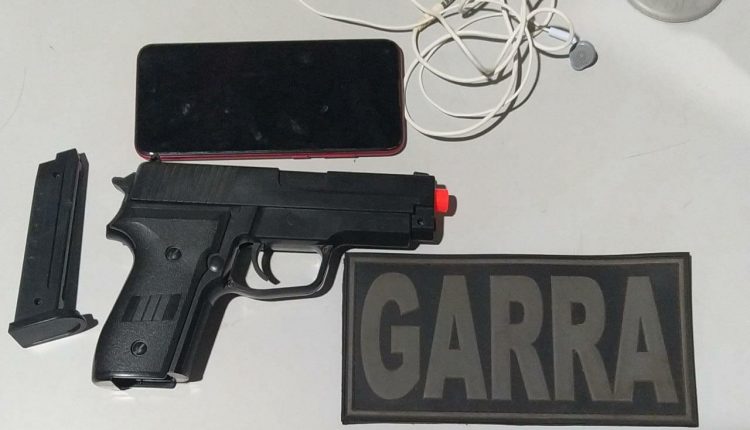 PMMA APREENDE SIMULACRO DE ARMA DE FOGO EM ABORDAGEM A ÔNIBUS