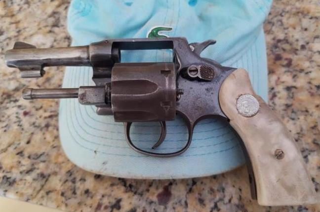 POLÍCIA MILITAR PRENDE SUSPEITO, APREENDE ARMAS DE FOGO E RECUPERA MOTOCICLETA NA OPERAÇÃO BAIRRO SEGURO