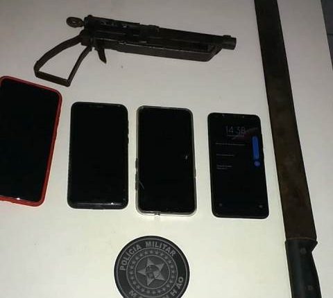 Polícia Militar prende dupla de assaltantes com arma de fogo em Presidente Vargas