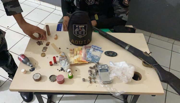 POLÍCIA MILITAR PRENDE SUSPEITO COM ARMA DE FOGO EM CAXIAS