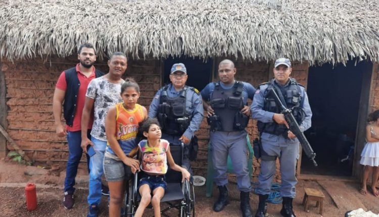 ACÃO SOLIDARIA: POLICIAIS DO DESTACAMENTO DE LAGO AÇU/MA, DOAM CADEIRA DE RODAS A GAROTA DE 9 ANOS