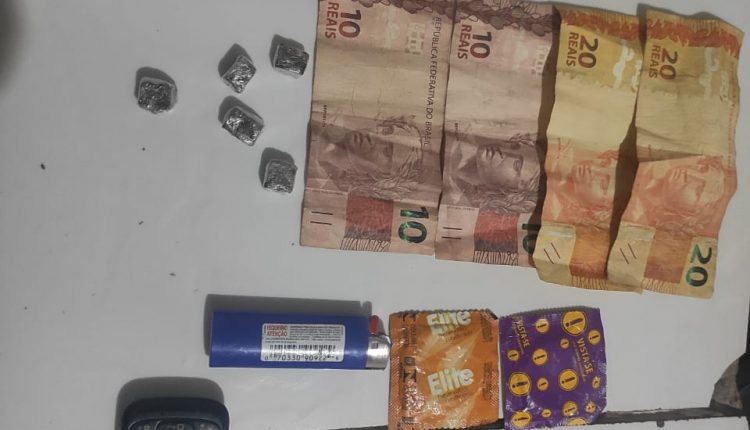 DROGAS E VEÍCULO ROUBADO SÃO APREENDIDOS EM VARGEM GRANDE