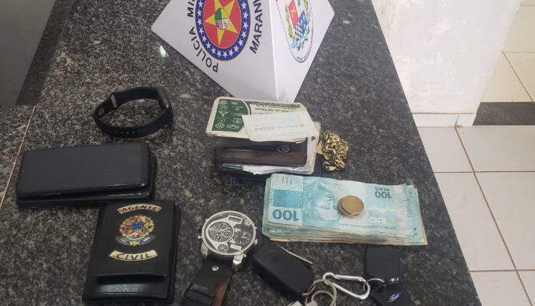 HOMENS SÃO PRESOS COM RÉPLICA DE PISTOLA EM AÇAILÂNDIA