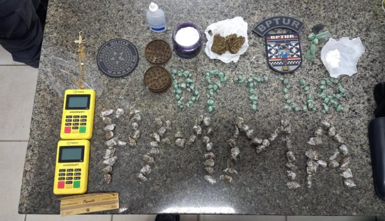 POLICIAIS MILITARES DO BPTUR PRENDEM HOMEM SUSPEITO DE TRÁFICO DE DROGAS EM BARREIRINHAS