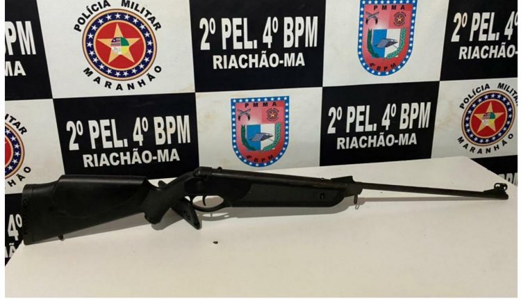 POLICIAIS MILITARES DO 4º BPM PRENDEM HOMEM COM ARMA DE FOGO