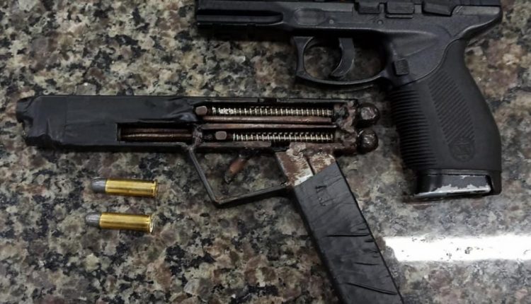 POLICIAIS MILITARES DO 11º BPM APREENDEM ARMAS E VEÍCULO ROUBADO