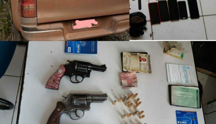 POLÍCIA MILITAR PRENDE QUADRILHA ENVOLVIDA NO ROUBO DE CAMINHONETE, RECUPERA O VEÍCULO E APREENDE TRÊS ARMAS DE FOGO