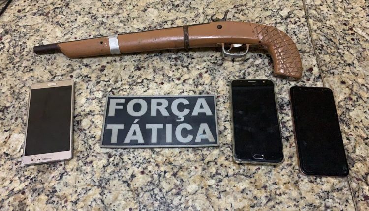 Polícia Militar  apreende arma de fogo e recupera celulares roubados durante Operação em Caxias