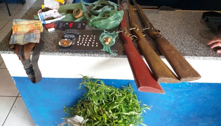 PMMA APREENDE MACONHA E ARMAS DE FOGO EM SANGRADOURO