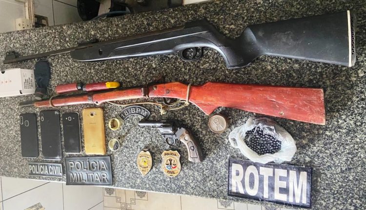AÇÃO CONJUNTA DA PMMA E PC CUMPREM MANDADOS E APREENDEM ARMAS E CELULARES