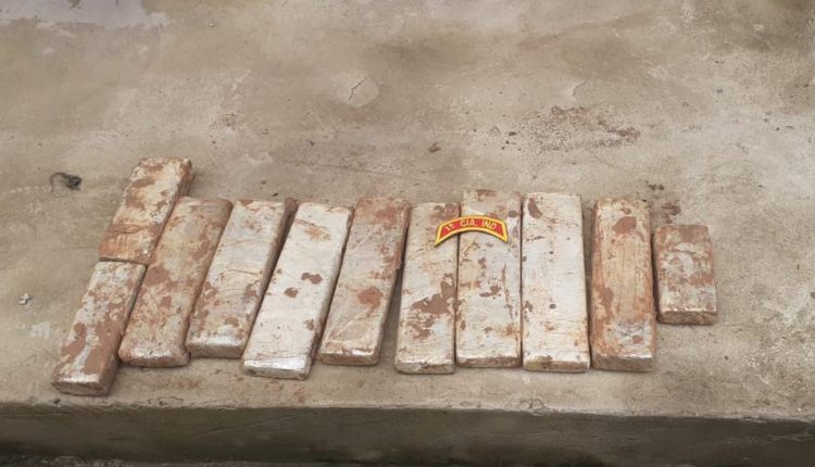 PMMA PRENDE DUPLA COM 11 TIJOLOS DE MACONHA NA DIVINÉIA