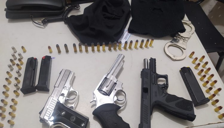 POLÍCIA MILITAR APREENDE TRÊS ARMAS, 61 MUNIÇÕES E PRENDE CINCO SUSPEITOS POR ASSALTOS