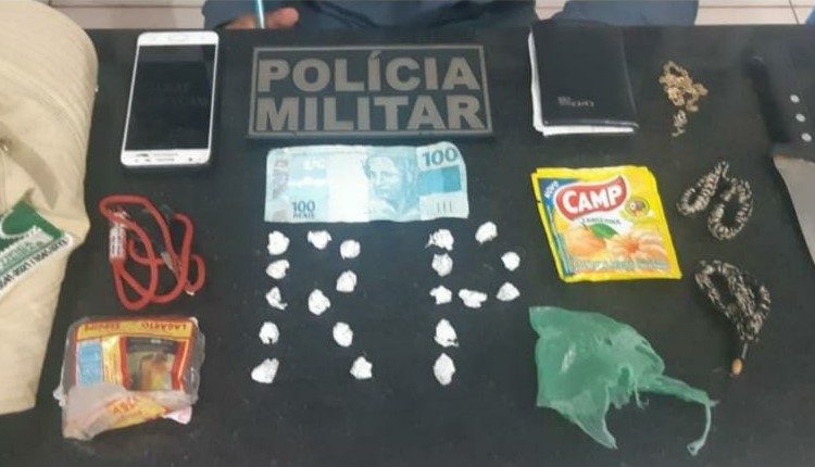 POLÍCIA MILITAR APREENDE 22 PEDRAS DE ENTORPECENTES EM AÇUCENA