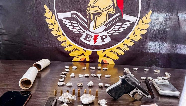POLICIAIS MILITARES PRENDEM QUARTETO COM ARMA, BALANÇA DE PRECISÃO, DROGAS E MUNIÇÕES