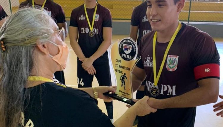 Policiais militares homenageiam tenente-coronel Ronilson em campeonato de futsal