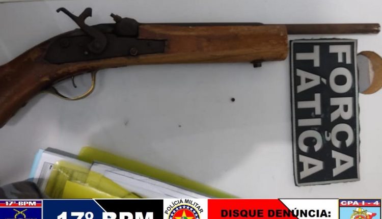Policiais do 17º BPM prendem homem com arma de fogo no Codó Novo