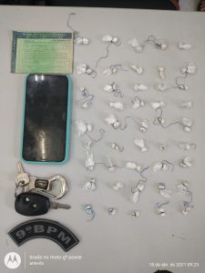 Drogas e veículo sao apreendidos por policiais do 9⁰ BPM na Vila Palmeira