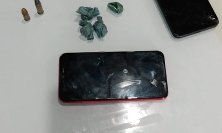 Homem é preso com arma de fogo e entorpecentes por PMs do 10⁰BPM