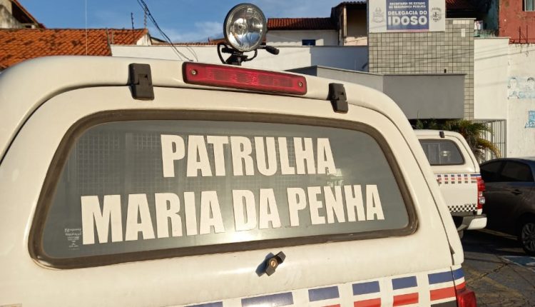 PMs da Patrulha Maria da Penha conduzem homem por ameaça à idosa