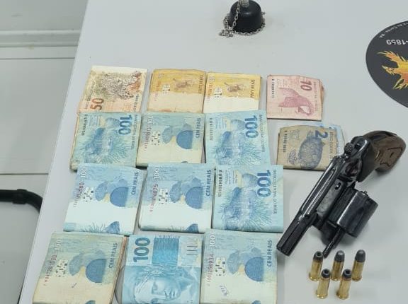 Dupla acusada de praticar assalto com arma de fogo é presa por policiais do 5⁰ BPM