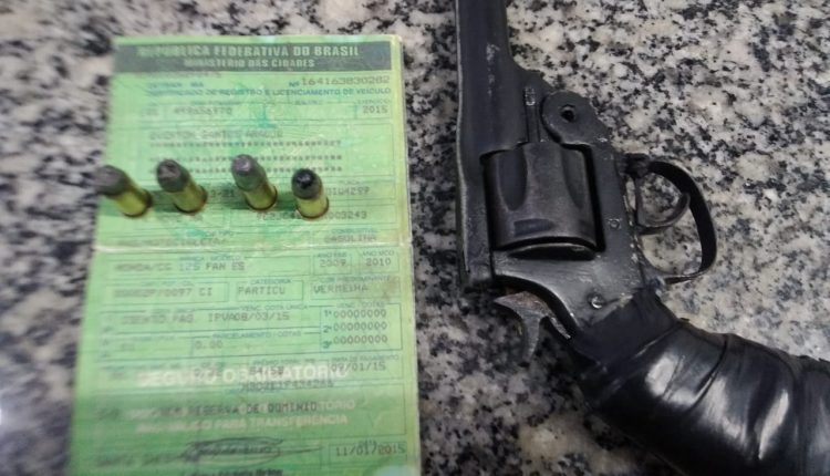 PMMA conduz suspeitos de assaltos, apreende arma de fogo e recupera moto roubada
