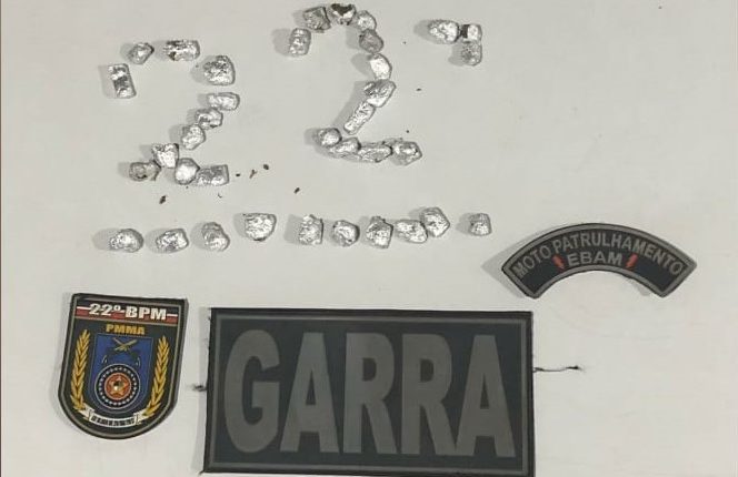 Policiais militares conduzem suspeito de tráfico de drogas