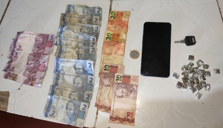 Policiais militares apreendem 25 papelotes de entorpecentes em Vargem Grande