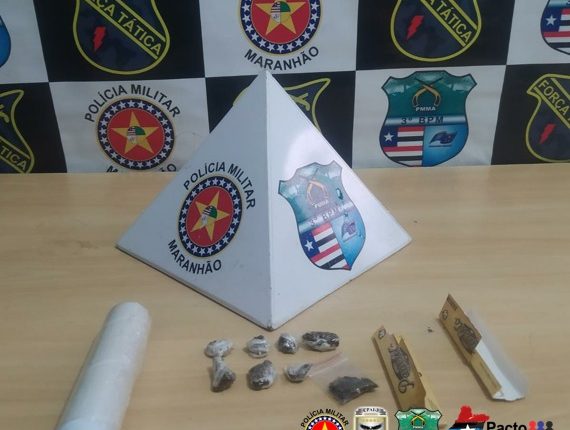 Policiais militares conduzem suspeito por porte de drogas, em Imperatriz-MA