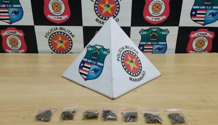 Policiais militares conduzem suspeito por tráfico de drogas