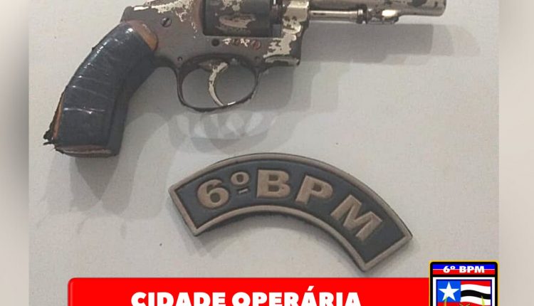 Policiais militares prendem suspeito com arma de fogo, na Cidade Operária