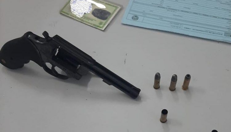 Polícia militar prende dupla por porte ilegal de arma e falsidade ideológica