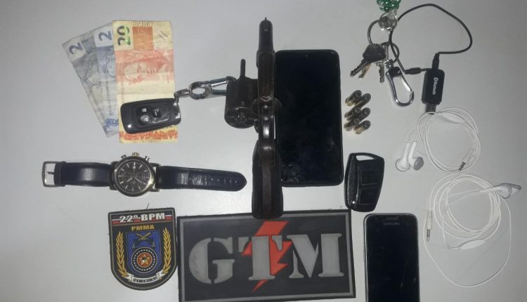Policiais do 22º BPM apreendem arma de fogo e carro roubado com suspeitos de praticar assaltos