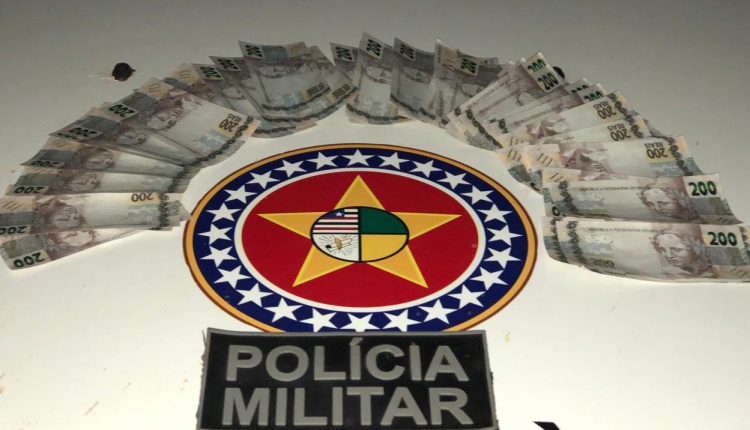 PMs do 28º BPM prendem homens que usavam cédulas falsas e recuperam veículo roubado