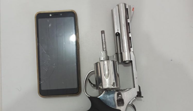Policiais do 21º BPM prendem homem com arma de fogo na Estiva