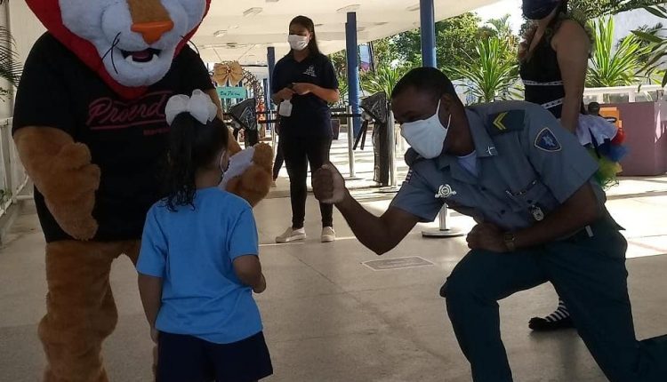 Alunos de escola na capital são recepcionados por policiais militares do Proerd