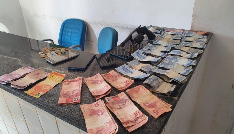 Policiais do 30º BPM prendem dupla acusada de praticar assaltos e apreendem moto roubada em Bom Jesus das Selvas
