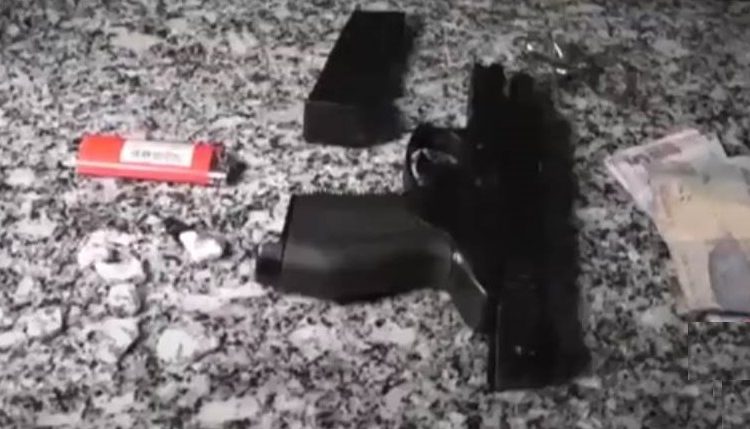 Policiais do 15º BPM conduzem dupla suspeita de assaltos, apreendem drogas e arma de fogo