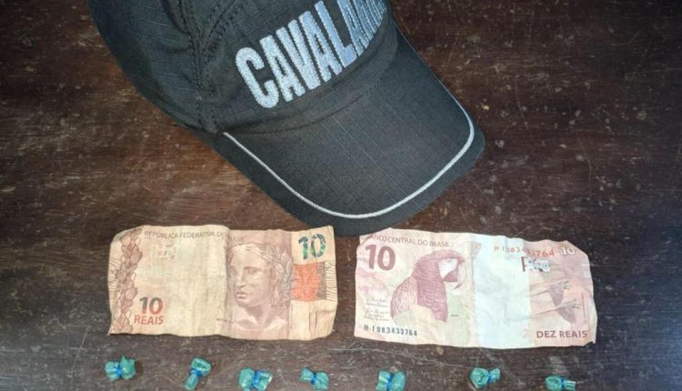 Cavalarianos da Polícia Militar apreendem entorpecentes em Tajaçuaba
