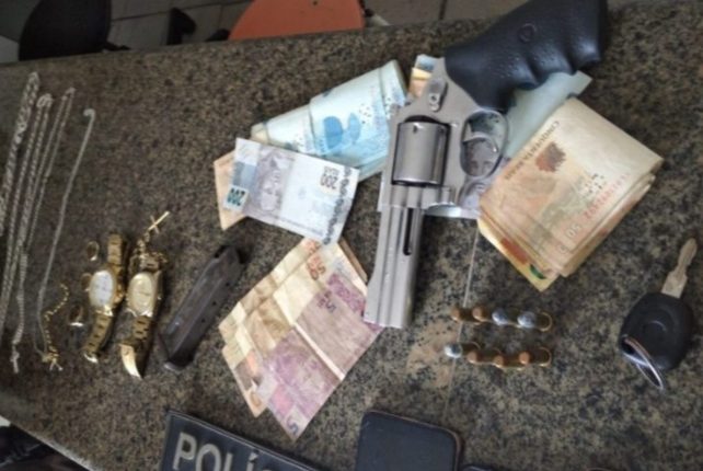 Armas, drogas e dinheiro apreendidos pela PM em Araioses