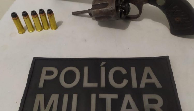Policiais militares do 17º BPM apreendem arma de fogo, em Timbiras