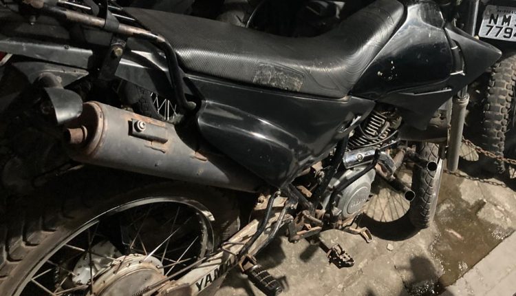 Policiais militares do 1º RPMont apreendem motocicleta roubada