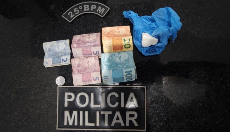 Policiais militares do 25º BPM prendem suspeitos por tráfico de entorpecentes