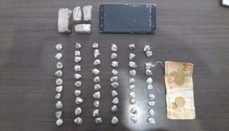 Policiais militares conduzem suspeito por tráfico de drogas em Rosário-MA