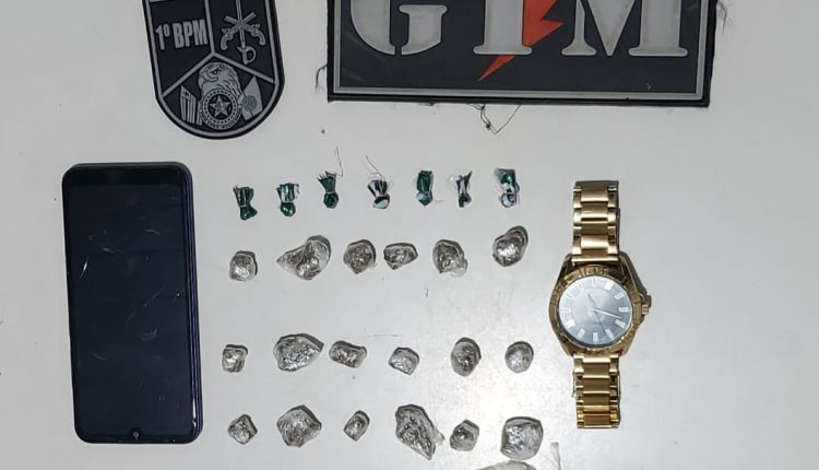 Dois homens presos por policiais do 1º BPM suspeitos de tráfico de entorpecentes na Vila Embratel