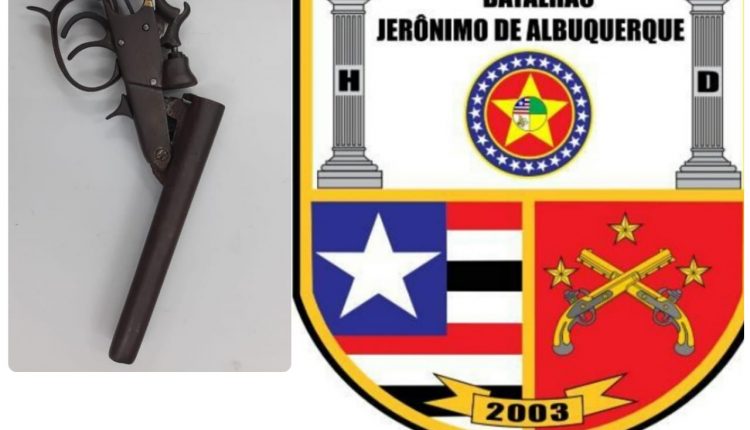 Policiais do 8º BPM conduzem homem acusado de assalto e apreendem arma de fogo