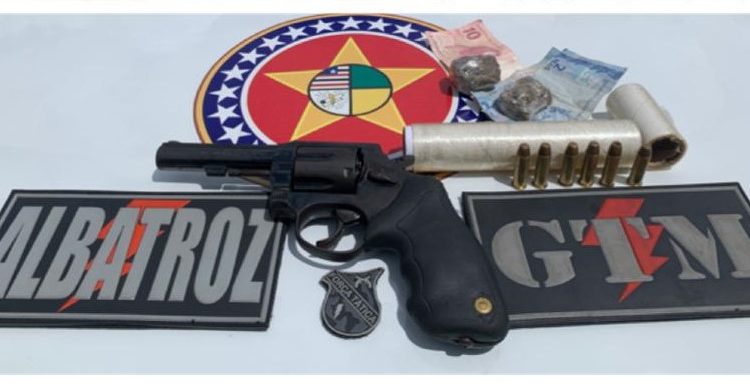 Policiais do 8º BPM prendem homem com arma de fogo e substância semelhante à maconha, no Bequimão