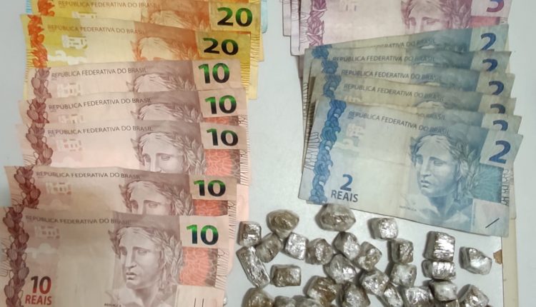 Policiais do 28º BPM prendem homem acusado de tráfico de drogas em Vargem Grande